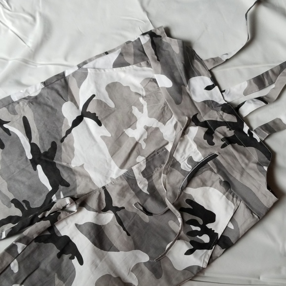 FINAL PRICE DROP** sz M Black camo bib overalls - Picture 6 of 7